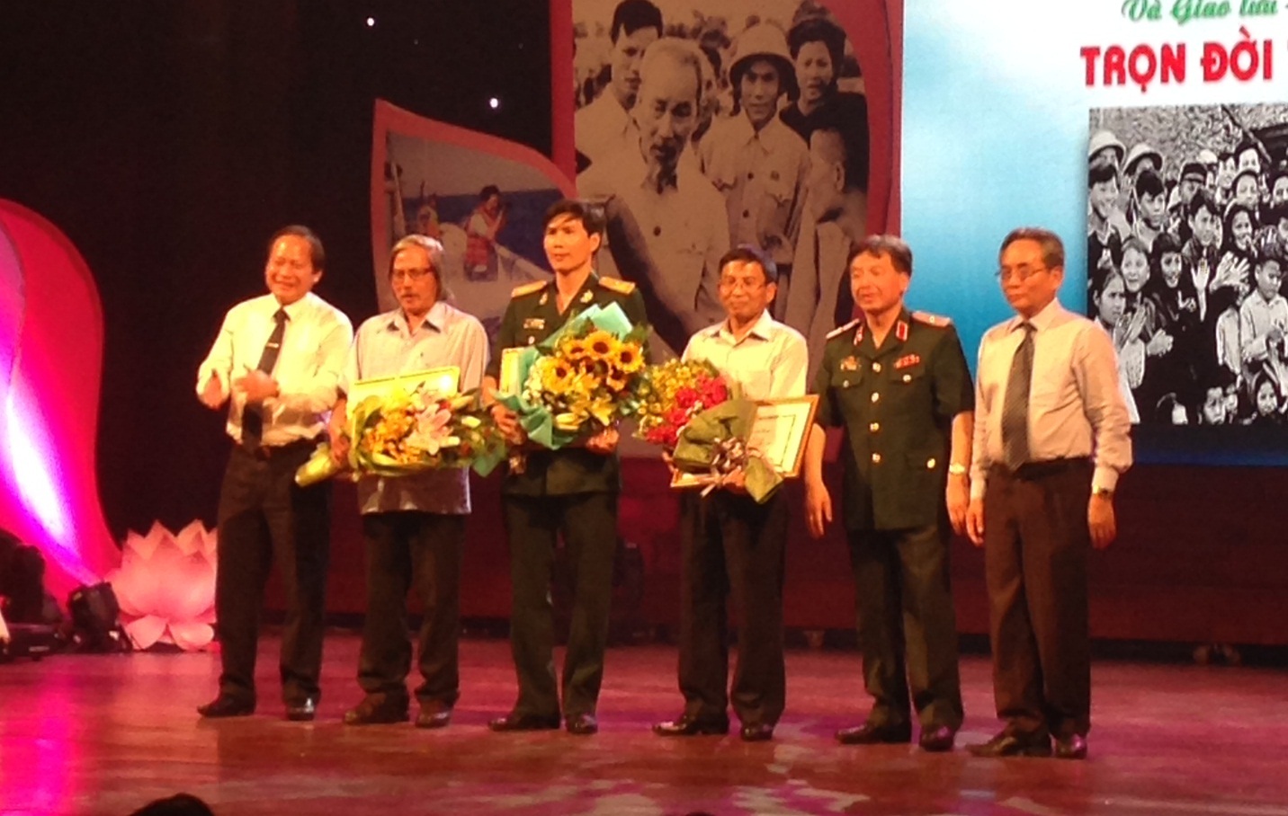 Thanh Thúy thướt tha áo dài - 4 Các cá nhân lên nhận 3 giải 3
