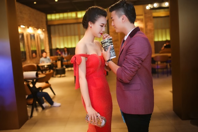 Những cặp đôi nghệ sĩ hot nhất showbiz Việt - 4 Trong chương trình ra mắt phim của Hoàng Oanh, Huỳnh Anh chăm sóc người yêu rất tận tình và chu đáo