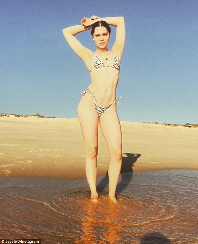 Jessie J diện đồ bơi cùng bạn trai thư giãn trên bãi biển - 1 Nữ ca sĩ tạo dáng quyến rũ với
đồ bơi hai mảnh.