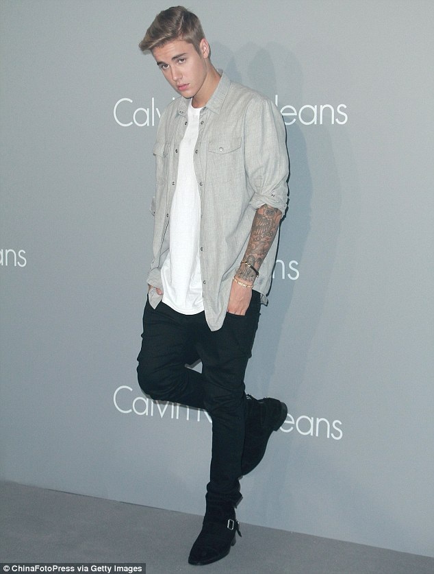 Quảng cáo đồ lót, Justin Bieber bị “đá đểu” trên sóng truyền hình - 3 Nam ca sĩ trong một sự kiện.
