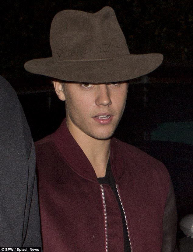 Justin Bieber say nắng gái lạ sau khi nhận phán quyết của tòa án - 1 Justin Bieber say nắng gái lạ sau khi nhận phán quyết của tòa án