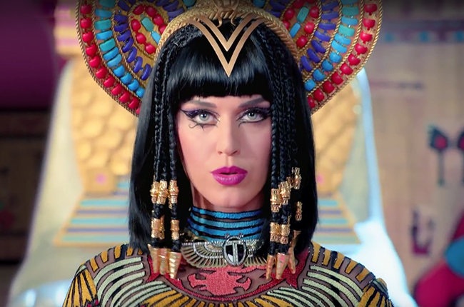 Dark Horse của Katy Perry gia nhập câu lạc bộ “tỷ lượt người xem” - 1 Ra mắt đầu năm ngoái, Dark Horse đã đạt được hơn 1 tỷ lượt xem.