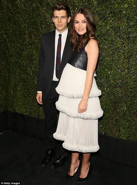 Người đẹp Anh cực thon sau khi sinh con 1 tháng - 2 Thân hình bầu bí của Keira trên thảm đỏ