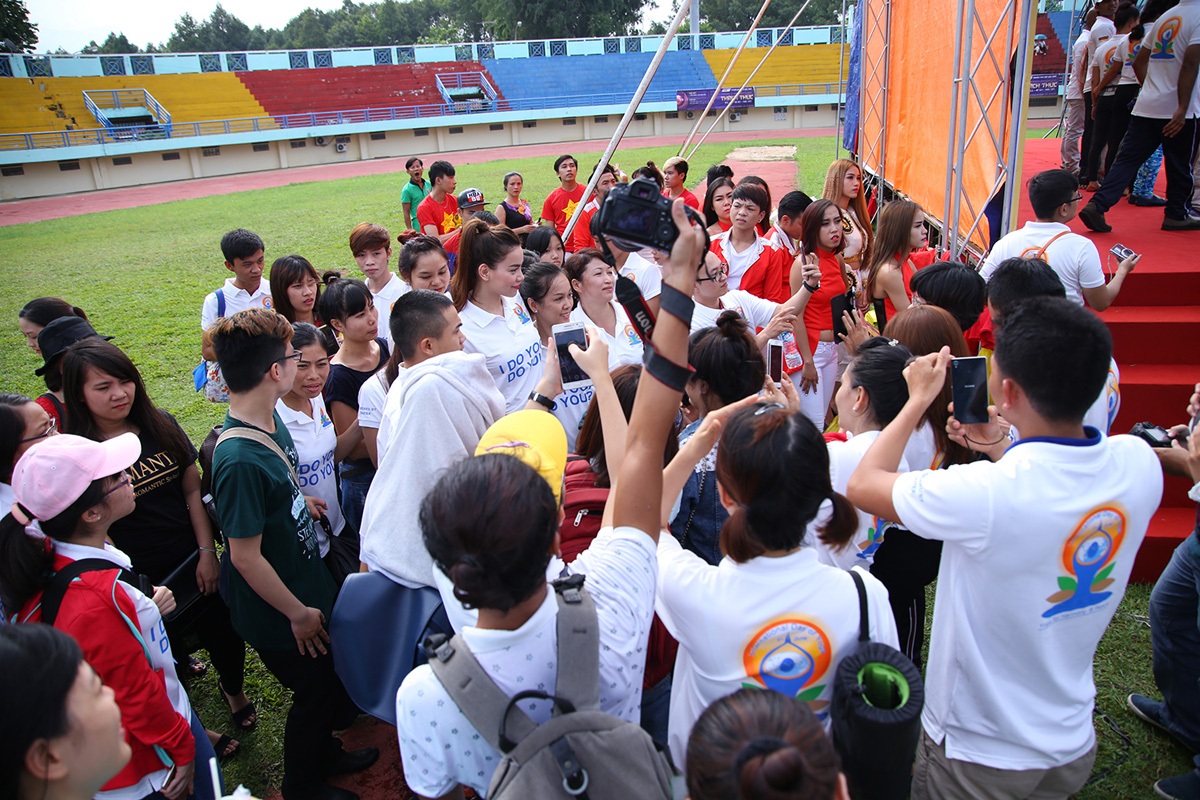 Hồ Ngọc Hà bị fan và giới truyền thông vây kín khi vừa xuất hiện.