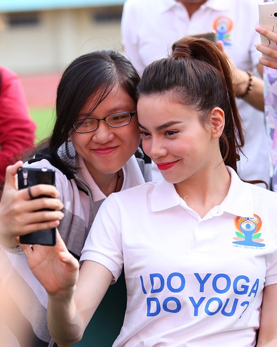 Người đẹp thân thiện khi chụp hình tự sướng cùng người hâm mộ