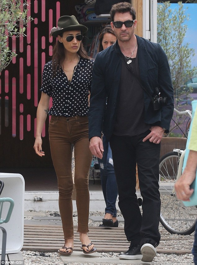 Maggie Q cùng hôn thê sắm sửa nột thất cho nhà mới.