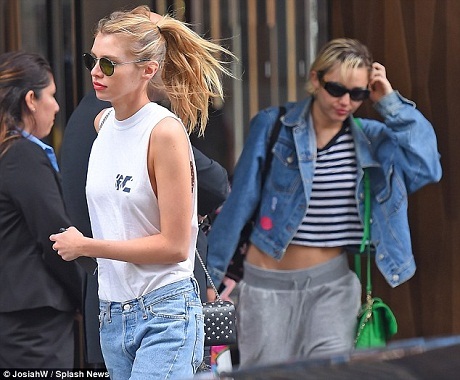 Miley và Stella rời khách sạn cùng nhau tại khu phố Soho, New York