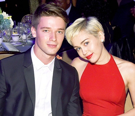 Miley Cyrus bị bắt gặp rời khách sạn cùng bạn gái - 3 Miley bên bạn trai cũ Patrick Schwarzenegger
