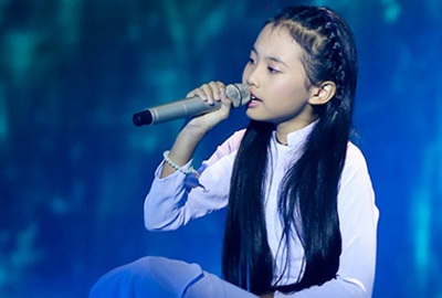 Những sao nhí nổi tiếng nhất showbiz Việt - 4 Mỹ Chi đã gây ấn tượng với ban giám khảo cuộc thi bằng những ca khúc dân ca Nam Bộ như ca khúc