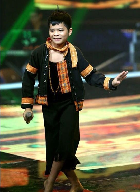 Những sao nhí nổi tiếng nhất showbiz Việt - 6 Mỹ Chi đã gây ấn tượng với ban giám khảo cuộc thi bằng những ca khúc dân ca Nam Bộ như ca khúc