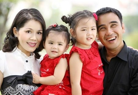 Những gia đình sao Việt nổi tiếng hạnh phúc - 2 Quyền Linh hạnh phúc bên vợ và 2 cô con gái đáng yêu