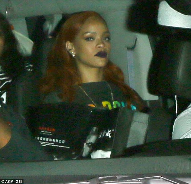 Rihanna và bạn trai tiệc tùng thâu đêm ở Hollywood - 3 …và yên vị trên ô tô….