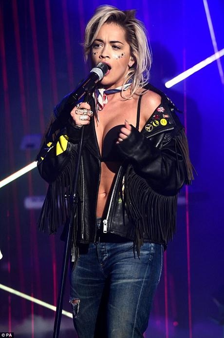 Nữ ca sĩ lộ cả nội y khi biểu diễn