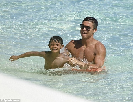 Ronaldo cùng con trai “quậy phá” ở Bahamas - 2 Hai bố con chơi đùa vui vẻ dưới nước