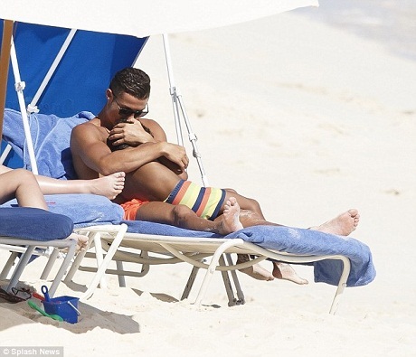 Ronaldo cùng con trai “quậy phá” ở Bahamas - 3 CR7 tình cảm che nắng cho con trai