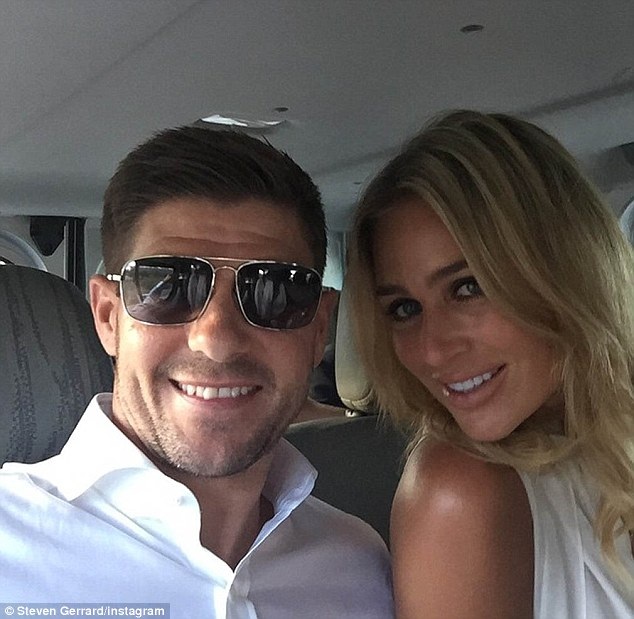 Steven Gerrard bôi kem chống nắng cho vợ giữa chốn đông người - 4 Cặp đôi nổi tiếng vừa kỷ niệm
8 năm ngày c