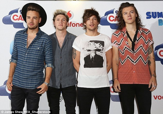 Thiên thần nội y qua đêm tại khách sạn cùng Harry Styles - 3 One Direction đứng trước tin đồn tan rã.