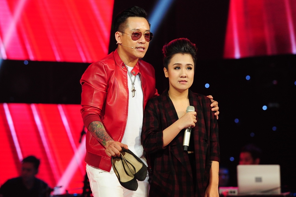 Tuấn Hưng ga lăng khi lên giúp Thanh Tú cầm giày ngay trên sân khấu và bị Đàm Vĩnh Hưng trêu chọc.