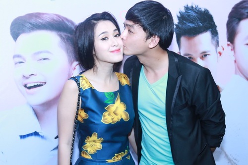 Những cặp đôi nghệ sĩ hot nhất showbiz Việt - 2 Văn Anh công khai hôn Tú Vi trong một chương trình ra mắt phim