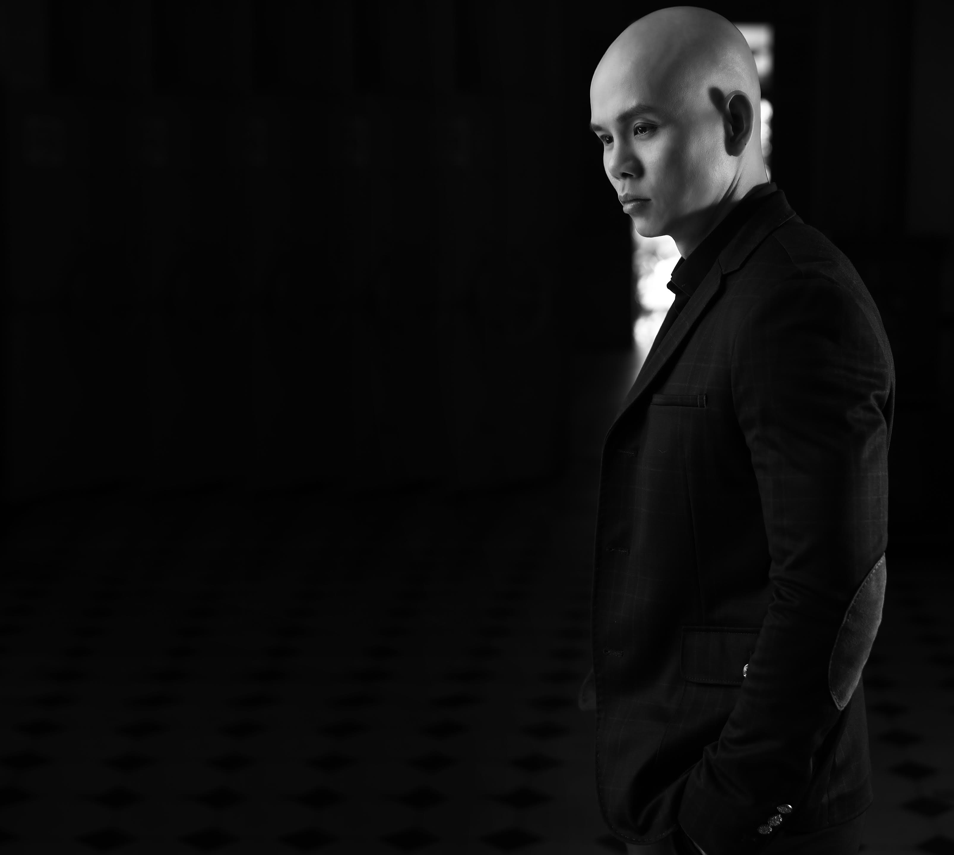 Phan Đình Tùng trở lại với nhạc xưa - 5 Hình ảnh trong album, Phan Đình Tùng với những bộ vest lịch lãm,