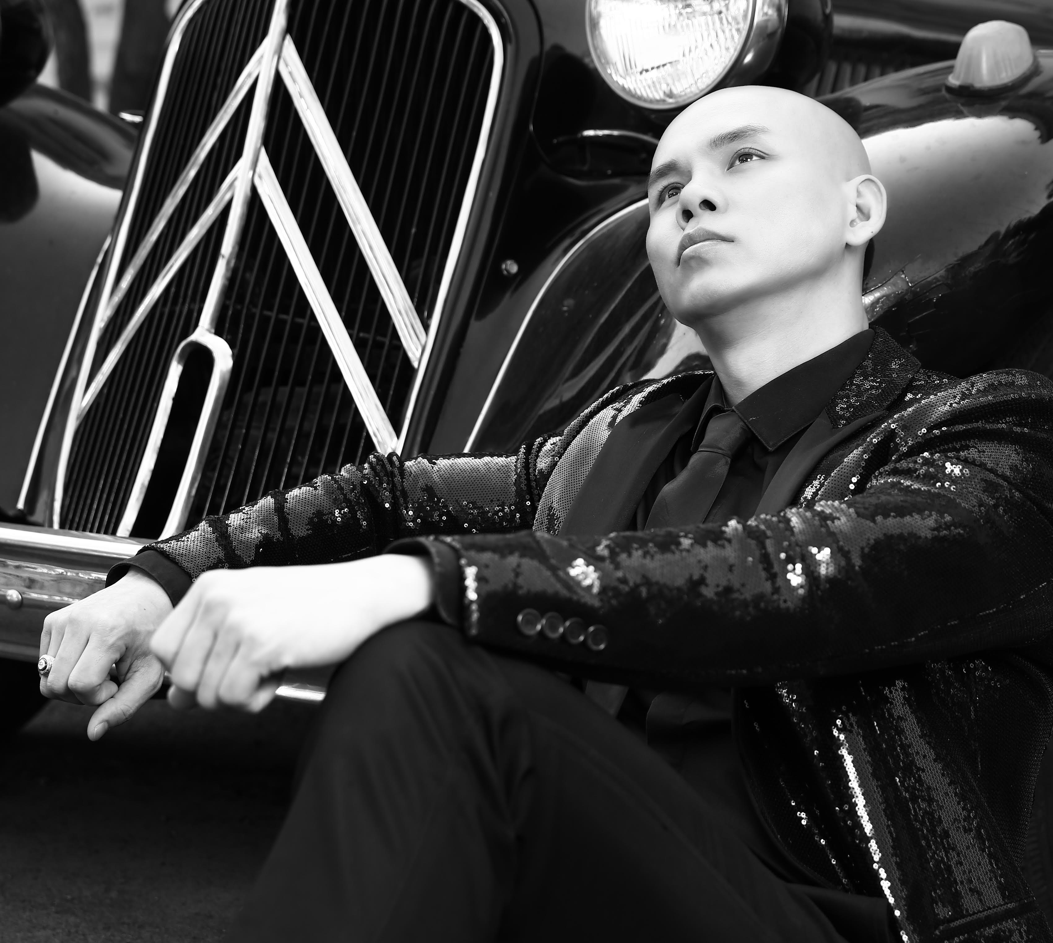 Phan Đình Tùng trở lại với nhạc xưa - 3 Hình ảnh trong album, Phan Đình Tùng với những bộ vest lịch lãm,