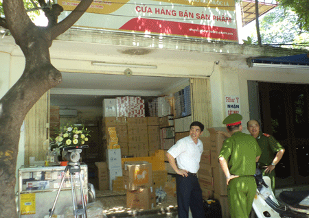 Gần 400 cây thuốc lá lậu “găm” trong khu tập thể - 2 Gần 400 cây thuốc lá lậu “găm” trong khu tập thể - 2