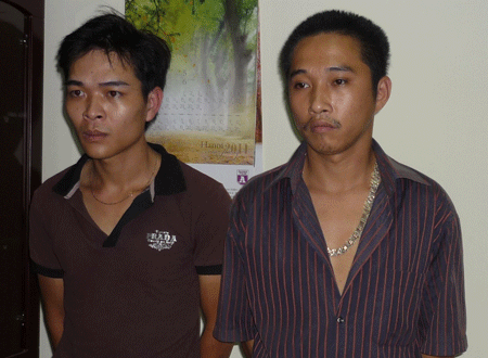 "Lận lưng" dao găm, ma túy còn lớn tiếng vu vạ CSHS - 1 "Lận lưng" dao găm, ma túy còn lớn tiếng vu vạ CSHS - 1