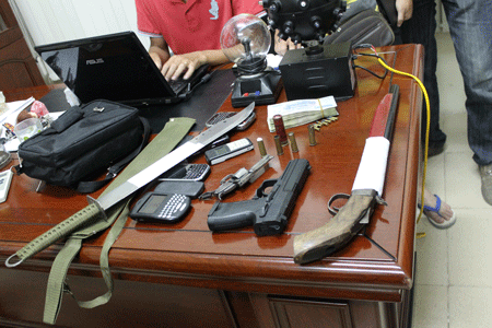 Đột kích nhà nghỉ, tạm giữ 23 đối tượng "chơi" ma túy có súng - 2