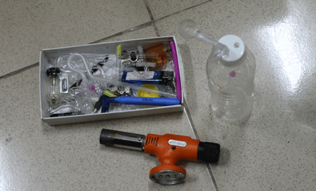 Đột kích nhà nghỉ, tạm giữ 23 đối tượng "chơi" ma túy có súng - 3