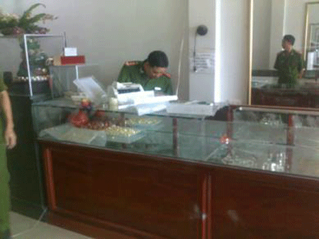 Hung thủ phá hệ thống camera trước khi giết hại gia đình tiệm vàng - 1 Hung thủ phá hệ thống camera trước khi giết hại gia đình tiệm vàng - 1