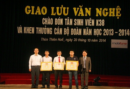 Khen thưởng hơn 100 cá nhân cán bộ Đoàn viên xuất sắc - 2 Các tập thể và cá nhân hoạt động Đoàn xuất sắc của khoa Luật nhận bằng khen