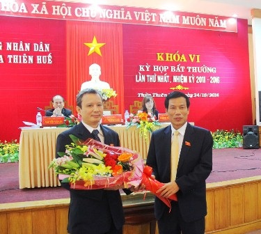 Ông Nguyễn Ngọc Thiện, Bí thư tỉnh ủy Thừa Thiên Huế (phải) tặng hoa chúc mừng ông Lê Trường Lưu.