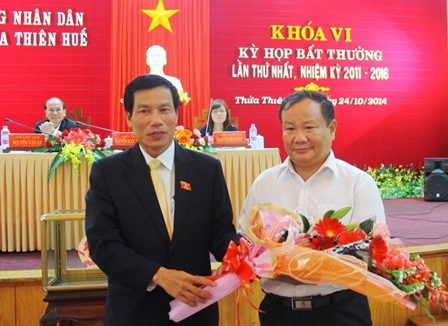 Ông Đinh Khắc Đính (phải) giữ chức Phó Chủ tịch UBND tỉnh thay cho ông Lưu