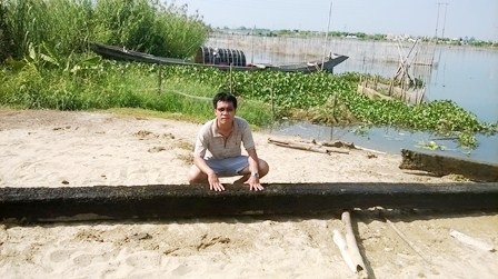 Chuyển nhượng mỏ neo gỗ khổng lồ cho bảo tàng tỉnh - 1 Anh Chinh đồng ý nhượng lại chiếc mỏ neo khổng lồ cho bảo tàng tỉnh.