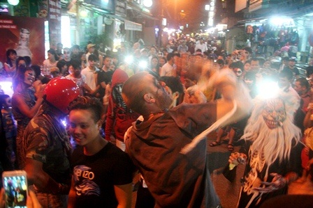 Phố Tây Huế đắm chìm trong không khí ma quái đêm Halloween - 6 1 ông Tây quậy tưng bừng giữa phố Tây Huế