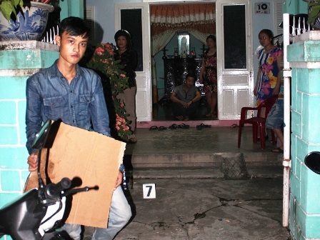 Con trai chủ trọ ăn cắp đồ của… người thuê trọ - 1 Nhân diễn lại hành động ăn trộm đồ của người thuê trọ ở nhà mình