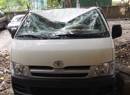 T. rơi trúng chiếc xe cứu thương và thoát chết may mắn. 