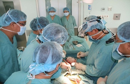 Ê kip các y bác sĩ BV Trung ương Huế đang tiến hành 1 ca ghép thận