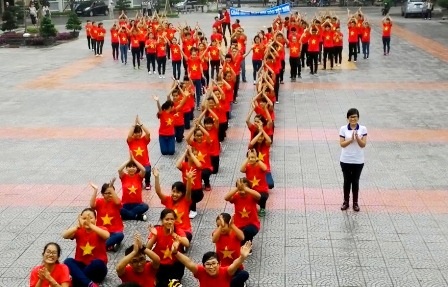 SV Y - Dược Huế nhảy flashmob chúc mừng thầy cô - 5 Chữ Y (tượng trưng cho Đại học Y Dược) được các em xếp ở cuối bài và đồng thanh cảm ơn thầy cô giáo
