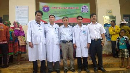 Các cán bộ đoàn khám bệnh, cấp thuốc miễn phí của BV Trung ương Huế