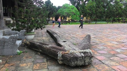 Chuyển mỏ neo gỗ khổng lồ về bảo tàng - 2 Du khách tò mò trước sự xuất hiện của mỏ neo gỗ.