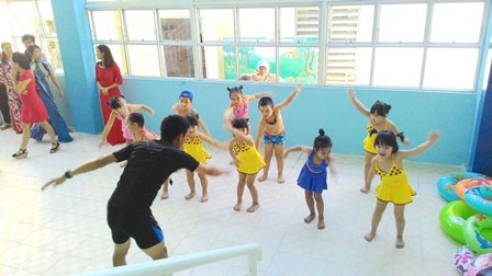TP Huế: Khánh thành nhà bể bơi thông minh 2,2 tỷ đồng - 2 Các trẻ tập khởi động cùng huấn luyện viên trước lúc vào bơi.