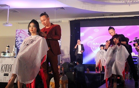 Ấn tượng với Festival tóc Kanac 2014 tại Huế - 4 Các nhà tạo mẫu tóc, chủ các salon nổi tiếng ở Huế đang trình diễn làm tóc nghệ thuật
