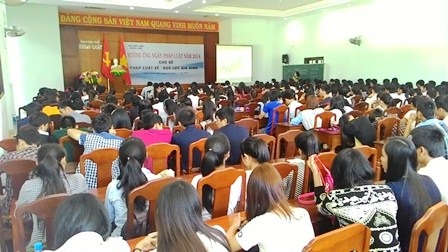 SV Luật tìm hiểu bạo lực gia đình - 1 Hội trường khoa Luật (Đại học Huế) chật kín SV