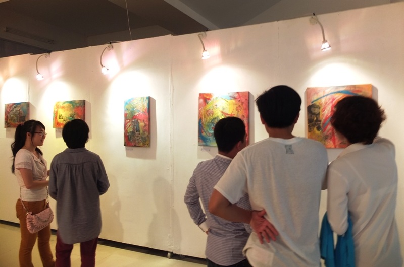 Triển lãm mỹ thuật về những mảnh ghép văn hóa đặc thù - 1 Công chúng xem triển lãm