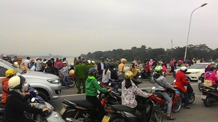 "Nghi án" cha nhảy sông tự tử, bỏ lại con nhỏ trên cầu - 5 Đoạn cầu bị tắc nghẽn cục bộ do người hiếu kỳ đến xem.