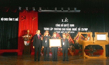 Thành lập Trường CĐ Nghề số 23 thuộc Bộ Quốc phòng - 1 Ban giám hiệu nhà trường nhận quyết định thành lập Trường Cao đẳng Nghề số 23 - Bộ Quốc phòng