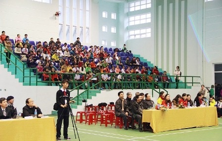 Học sinh cấp 2 tái hiện hình ảnh các anh hùng bộ đội cụ Hồ - 6 Đông đảo các cổ động viên nhí và thầy cô giáo chăm chú theo dõi