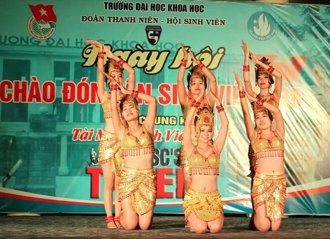 Nữ sinh báo chí xinh đẹp và tình yêu đặc biệt với múa - 3 Bảo Phượng (ở giữa, hàng dưới) cùng các bạn múa