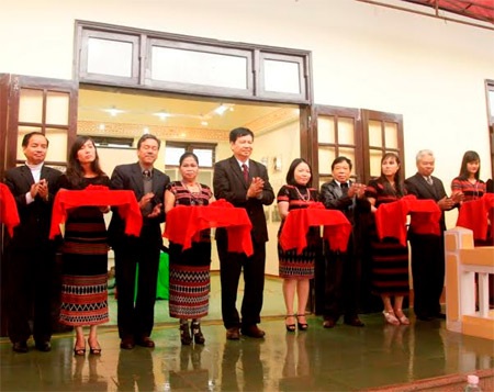 Khánh thành nhà trưng bày kỷ vật trên “Đồi thịt băm” - 1 Cắt băng khánh thành nhà trưng bày điểm di tích lịch sử Đồi thịt băm